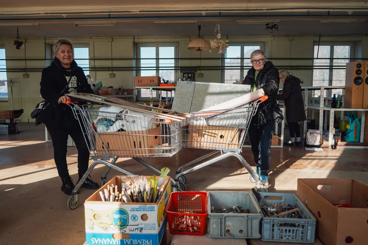 Man sieht zwei Frauen mit zwei vollen Einkaufswagen.
